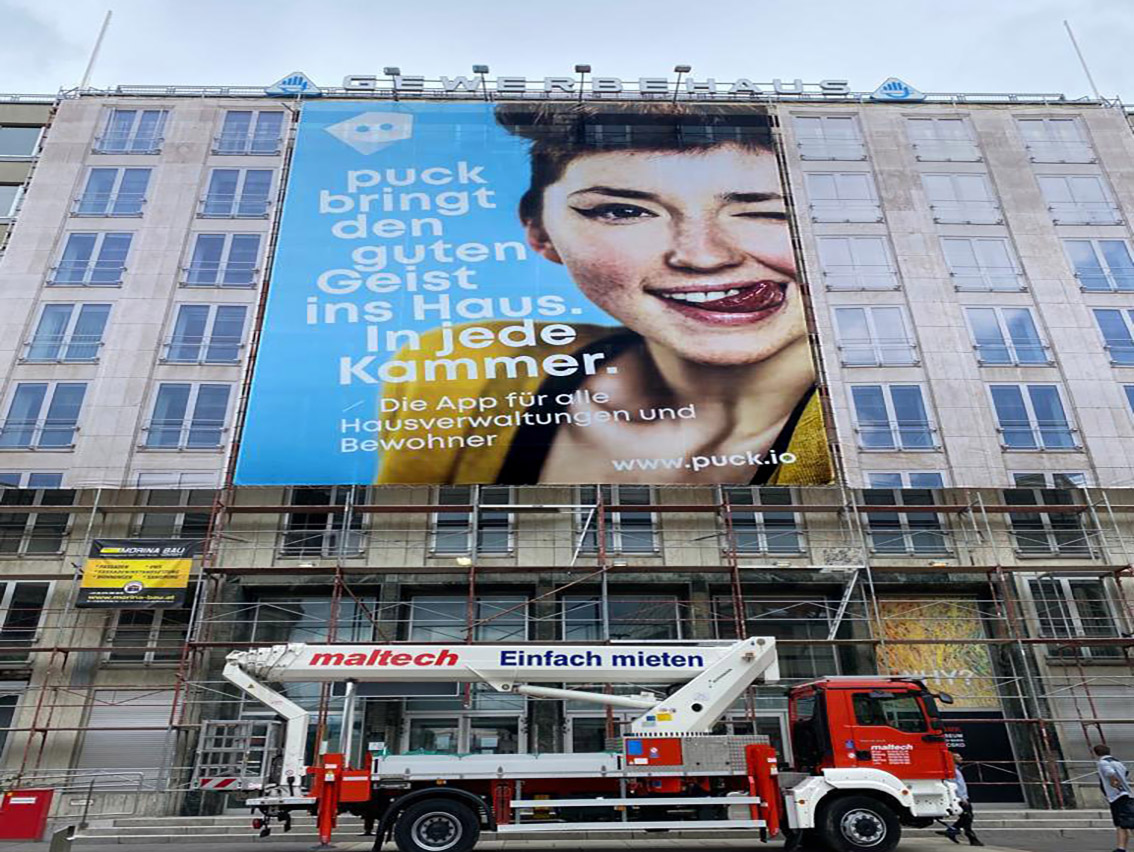 Großflächige Gerüstwerbung mit JP-Motiv